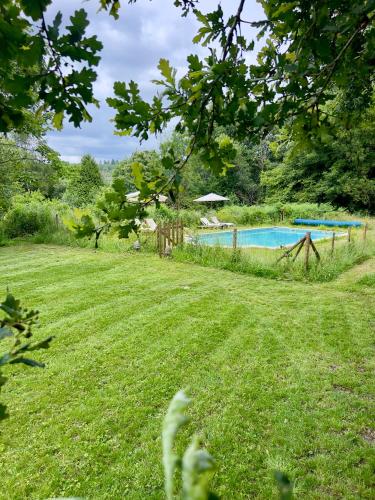 ein Hof mit Swimmingpool und Rasenfläche in der Unterkunft Maison G.H. in Champniers-et-Reilhac