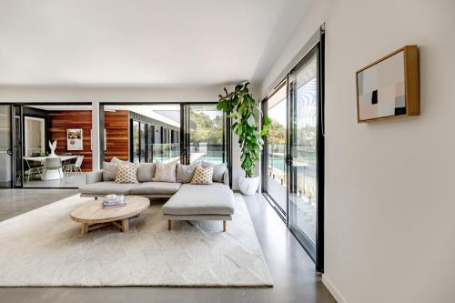 un salon avec un canapé et une table dans l'établissement Mimosa by the Beach, à Peregian Beach