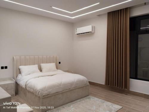 Ένα ή περισσότερα κρεβάτια σε δωμάτιο στο شاليه انسام الورد مثملة