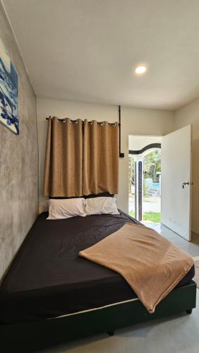 Un pat sau paturi într-o cameră la Batu Puteh Chalet by the River, Pool, WIFI