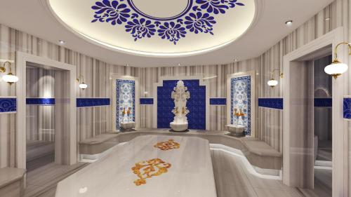 eine Badewanne in einem Zimmer mit blau-weißen Fliesen in der Unterkunft Iberostar Selection Montenegro in Topolica