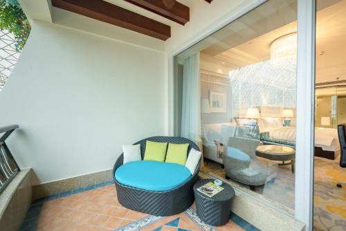 ein Wohnzimmer mit einem Stuhl und ein Schlafzimmer in der Unterkunft InterContinental Chengdu Global Center by IHG in Chengdu