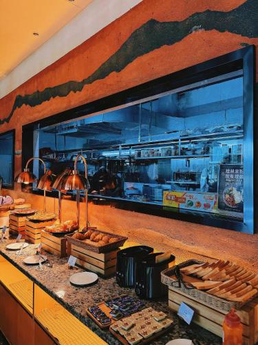 een restaurantkeuken met een toonbank vol gebak. bij Yangshuo County Rice Field Resort Hotel in Yangshuo