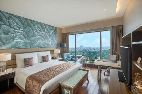 Postel nebo postele na pokoji v ubytování The Leela Ambience Convention Hotel Delhi