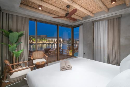 ein Schlafzimmer mit großem Bett und Balkon in der Unterkunft Grand Sapphire Hotel, Casino & Holiday Deluxe Residential Home in Iskele