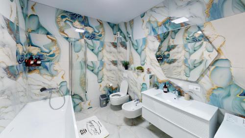 ein Badezimmer mit Waschbecken und Toilette in der Unterkunft Regina Urban Stay VRT in Şelimbăr