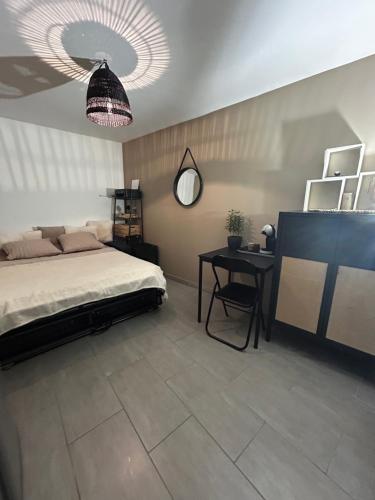 Postel nebo postele na pokoji v ubytování Chambre individuelle avec coin repas dans Villa avec Piscine