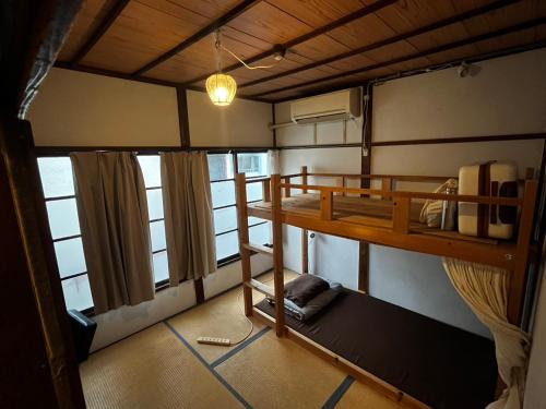 Camera con letto a castello in una casa di Edo Tokyo Sharehouse Long Stay Only, One month plus a Tokyo