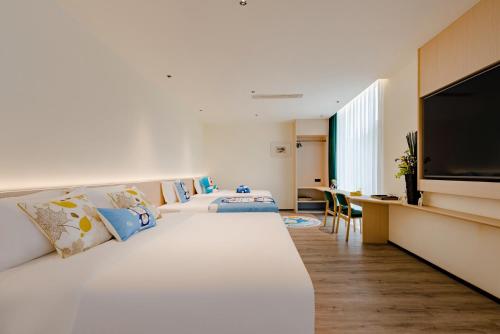 Ένα ή περισσότερα κρεβάτια σε δωμάτιο στο Huazhu Luxury Taishan Waterfront Green Willow B&B