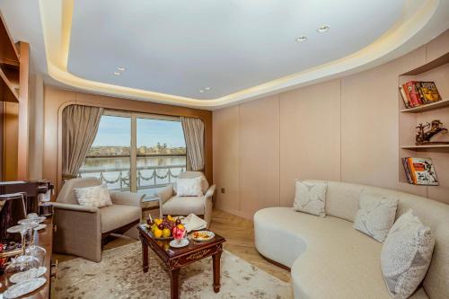 ein Wohnzimmer mit Sofa und Tisch in der Unterkunft Sonesta St George Nile Cruise - Aswan to Luxor 3 Nights from Friday to Monday in Assuan