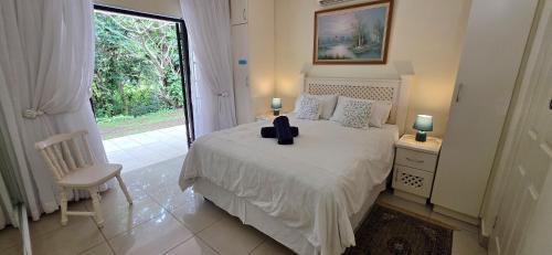 En eller flere senge i et værelse på Eden Wilds J124 - Sleeps 4