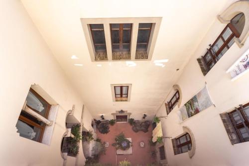 Innenansicht eines Gebäudes mit Fenstern und Pflanzen in der Unterkunft Studio für 4 Personen ca 65 qm in Massa Marittima, Toskana Maremma in Massa Marittima