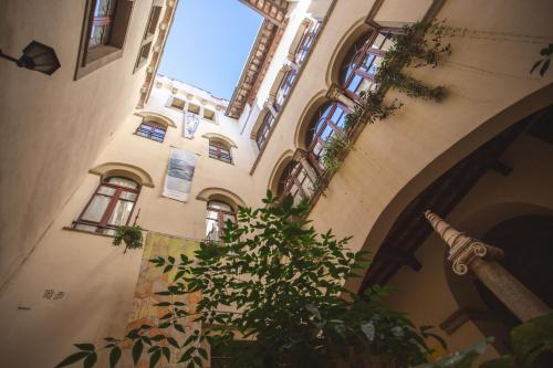 ein Gebäude mit einer Pflanze in der Mitte eines Flurs in der Unterkunft Studio für 4 Personen ca 65 qm in Massa Marittima, Toskana Maremma in Massa Marittima