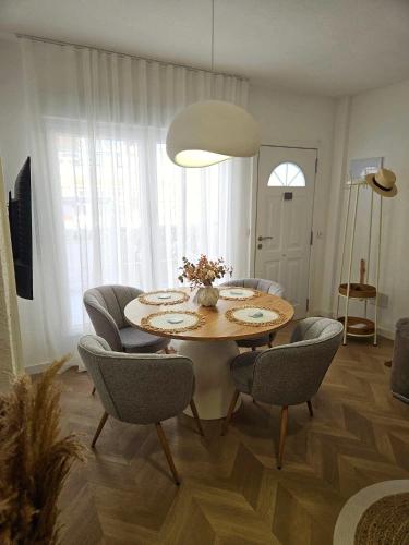 a dining room with a table and chairs in a room at Apartamentos Casa del Mar in Torrevieja