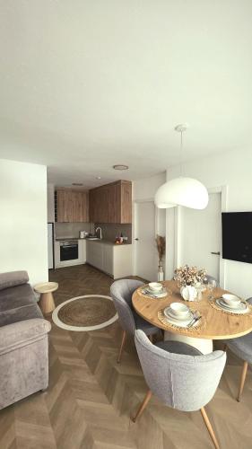 a kitchen and living room with a table and chairs at Apartamentos Casa del Mar in Torrevieja