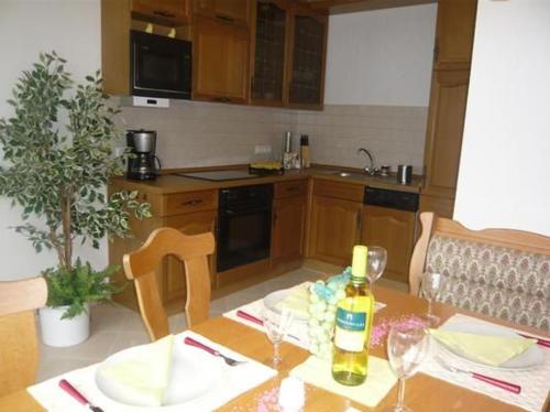 Η κουζίνα ή μικρή κουζίνα στο Ferienwohnung In Witzelroda Mit Grill Und Garten