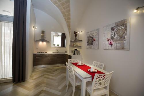 - une cuisine avec une table et des chaises dans la chambre dans l'établissement B&B Marco Polo 16, à Trinitapoli