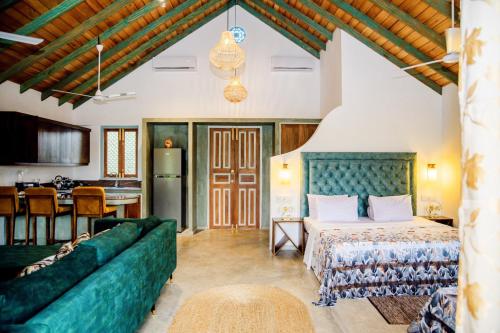 ein Schlafzimmer mit einem Bett und einer Couch in einem Zimmer in der Unterkunft Sithagi River Front Villa Weligama in Nikawatawana