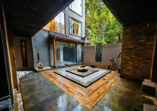 een grote woonkamer met een groot raam bij Guilin Xi'an Hotel in Guilin