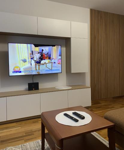 a living room with a tv and a coffee table at Apartament Wysoka Brama in Lidzbark Warmiński