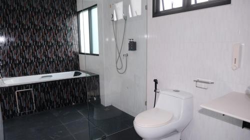 Vannituba majutusasutuses Modern Private Pool Villa in Sukhumvit