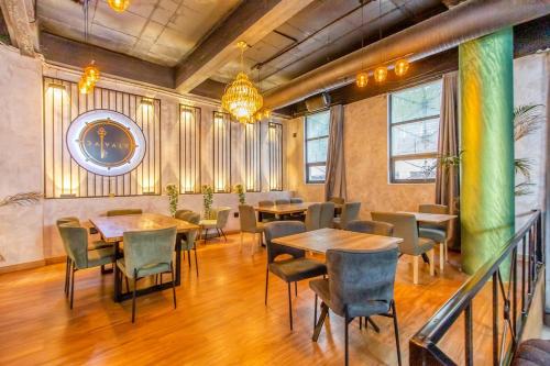 Posezení v ubytování Three shots Wifi Dstv at Mapungubwe