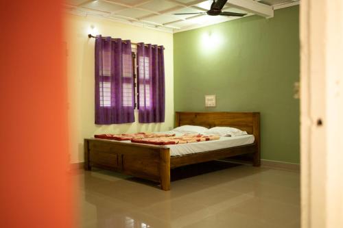 Ένα ή περισσότερα κρεβάτια σε δωμάτιο στο Pragati homestay