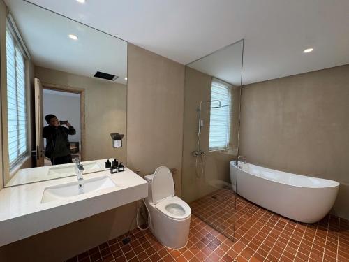 Fotografie z fotogalerie ubytování Calmstay - Soluna Pearl Villa - 5BR - Ocean Park v destinaci Hòa Bình