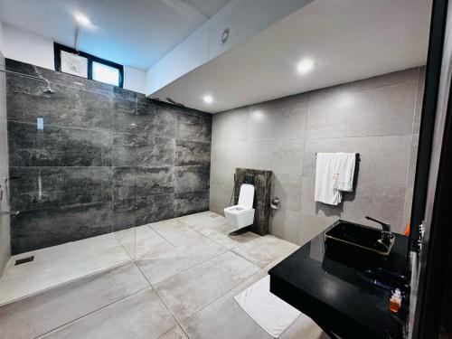 Koupelna v ubytování OXVUE Boutique Hotel