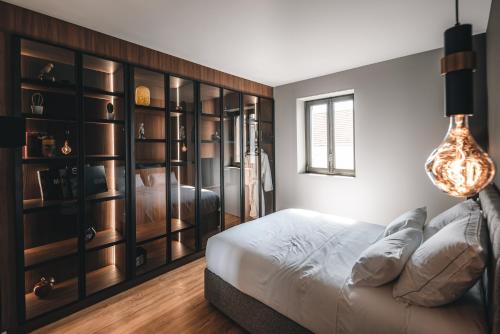 Un dormitorio con una cama y una estantería. en Appartements d'exception René & Victoire, en Épinal