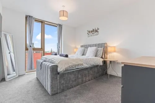 NEW 1 bed Central Birmingham Fast Wi-Fi, Smart TV photo 1