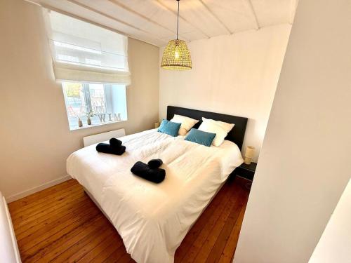 Le Wim Break, Centre et Mer à 2 pas في ويميريوكس: غرفة نوم بسرير وفوط سوداء عليها