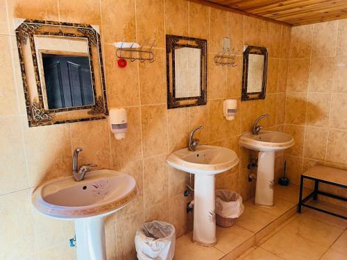 un bagno con due lavandini e due specchi di Desert Key Camp a Wadi Rum