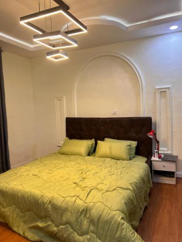 Ένα ή περισσότερα κρεβάτια σε δωμάτιο στο LOJ Homes