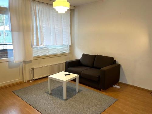 un salon avec un canapé et une table basse dans l'établissement Kotimaailma - Tilava kaksio Kotkan Rauhalassa, à Kotka