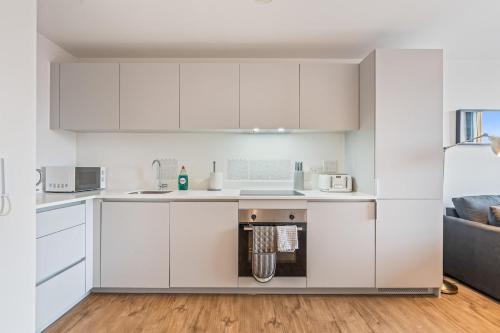 NEW 1 bed Central Birmingham Fast Wi-Fi, Smart TV photo 11
