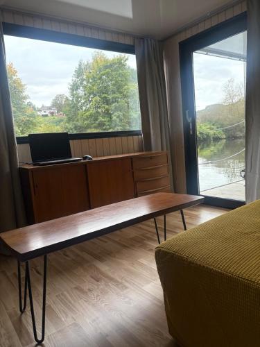 a room with a desk and a large window at Luxurious houseboat for up to 4 people in Dausenau