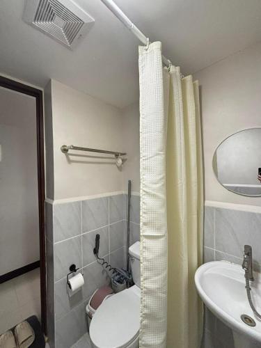 SubaCozy Studio with Balcony and Pool Near Airport and Beaches的带马桶和水槽的浴室