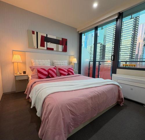 una camera da letto con un letto grande con cuscini rossi di Dream Home a Melbourne