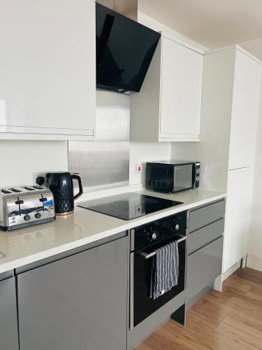 Kuchyň nebo kuchyňský kout v ubytování Maidstone Town Centre, 2 Bedroom Apartments, Convenient Includes every essential