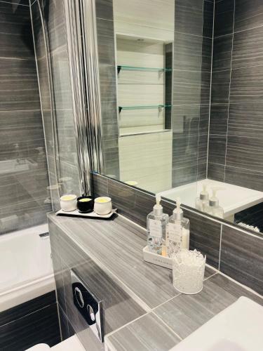 Koupelna v ubytování Maidstone Town Centre, 2 Bedroom Apartments, Convenient Includes every essential