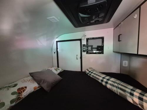 伊塔蒂巴Quinta do Vale - Mini-trailer: caiaque, lago, standup, cascata, piscina的小房间,在rv里设有床