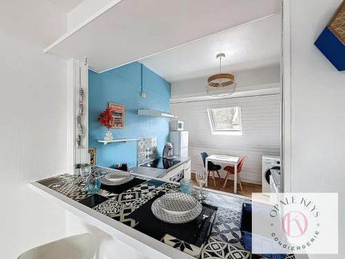 Η κουζίνα ή μικρή κουζίνα στο Le Cocon Bleu - Charmant Appartement 1 Chambre à Calais