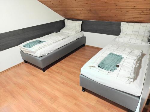two beds sitting next to each other in a room at Fmi35 in Rüsselsheim