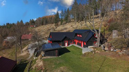 une vue aérienne d'une maison sur une colline dans l'établissement Drevenica na vrchoch, à Nesluša