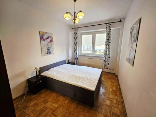 Postel nebo postele na pokoji v ubytování Green Kabaty Apartment 1