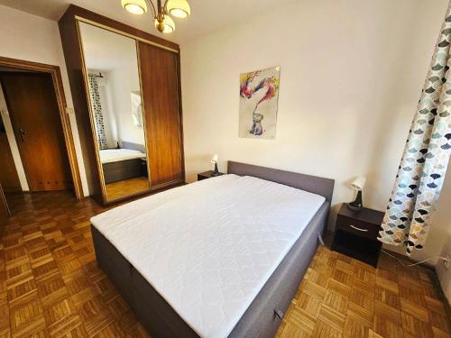 Postel nebo postele na pokoji v ubytování Green Kabaty Apartment 1