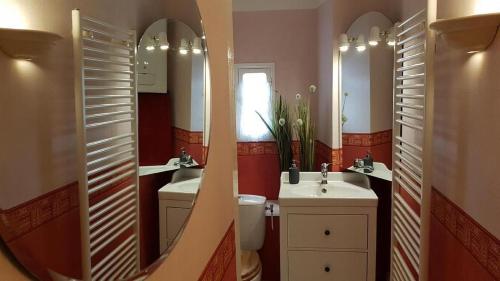 a bathroom with two sinks and two mirrors at Ferienhaus Lavendel in Gensac