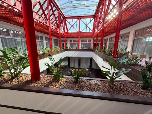 um edifício com uma estufa com plantas dentro. em Hotel Bratislava em Bratislava