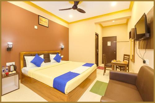 une chambre avec un lit et un salon dans l'établissement Sayan Lane Road Manshree Palace Resort- Fully Air Conditioning Room# Prime Location# Fully Air Conditioning Room# Prime Location# Parking And Free Wifi- Premium Best Hotel In puri, à Purî